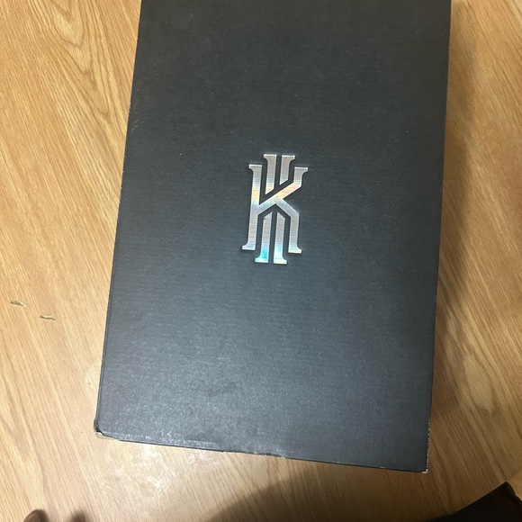 Kyrie Flytrap 3 Size 11 US MENS - basketball shoes - Picture 2 of 5